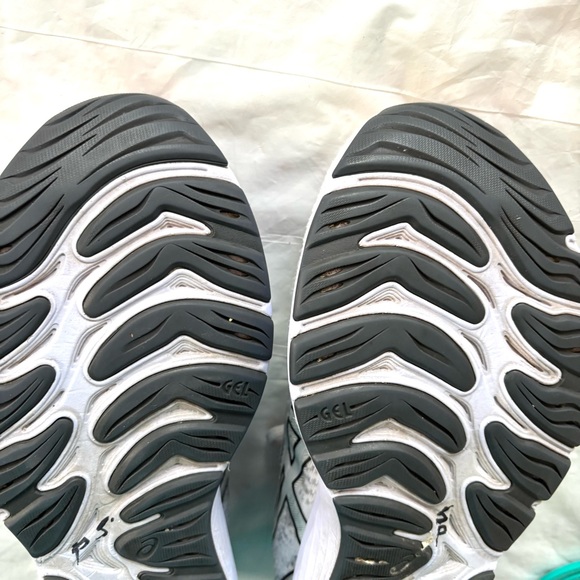 ASICS Gel Cumulus 23 White Gray Running Sneakers SZ 10.5 Worn 1X Indoors - Picture 9 of 14